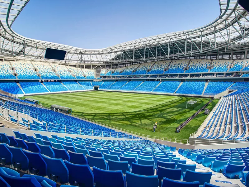 Hokker rol spielet stielspiel yn it estetyske ûntwerp fan stadions?